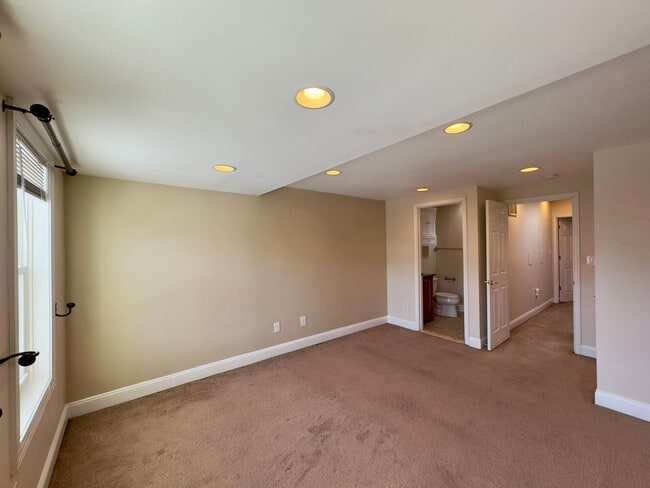 Building Photo - Charming 2 Bedroom/3.5 Bathroom Townhome in Canton, MD!