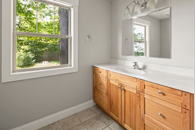 Building Photo - Beautiful Beaverdam Home