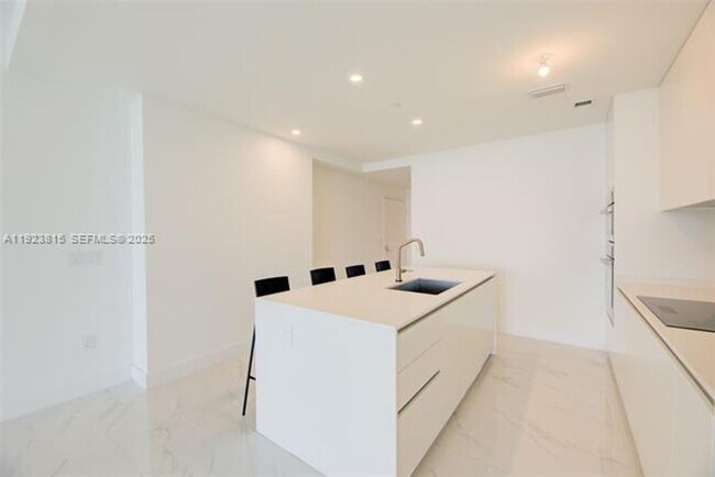 Building Photo - 700 NE 24th St