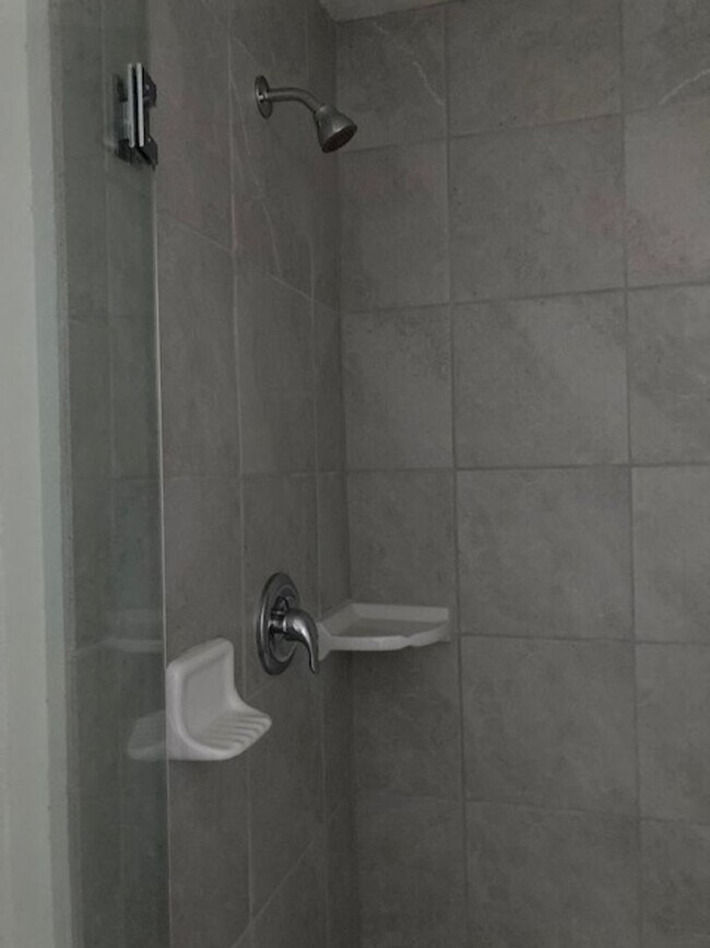 Building Photo - Like new 3/2/2 with screened in porch! Located close to the beach, shopping, parks and so much mo...