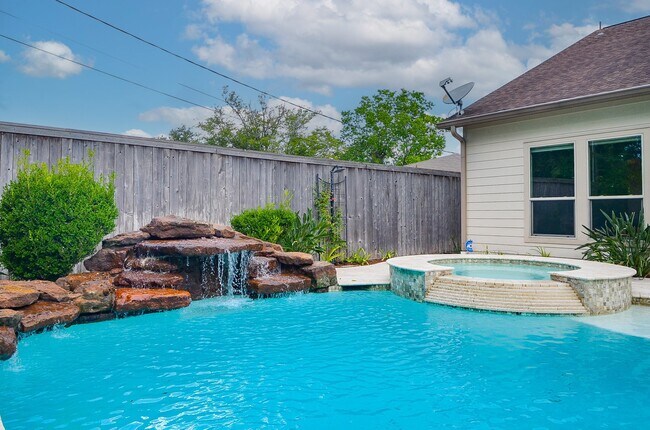 Building Photo - 5413 De Milo Dr