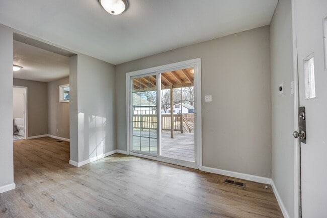 Building Photo - Freshly Updated 4 Bedroom House