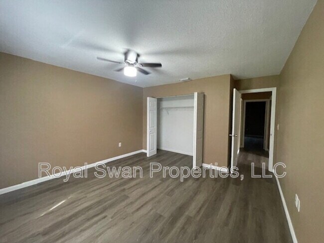 Building Photo - 724 Zella Ln