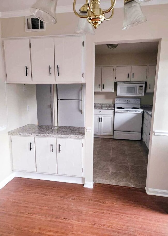 Building Photo - Adorable 2 bedroom, 2 1/2 bathroom townhom...