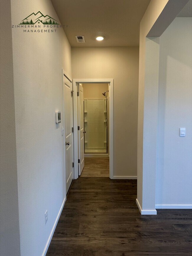 Building Photo - Gorgeous 5-bedroom, 3-bathroom home is desirable Springfield neighborhood