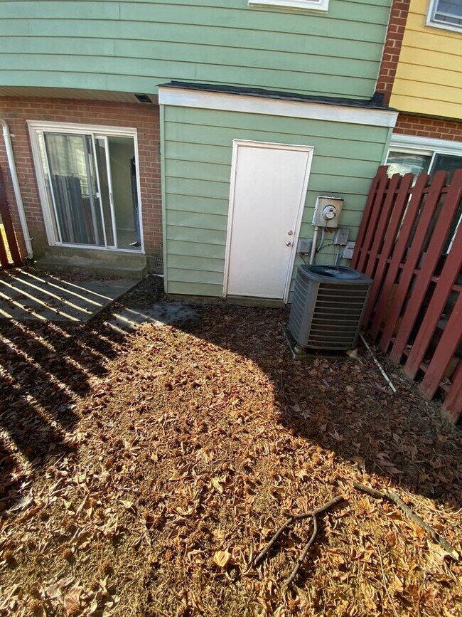 Building Photo - 3033 Sigel Ct