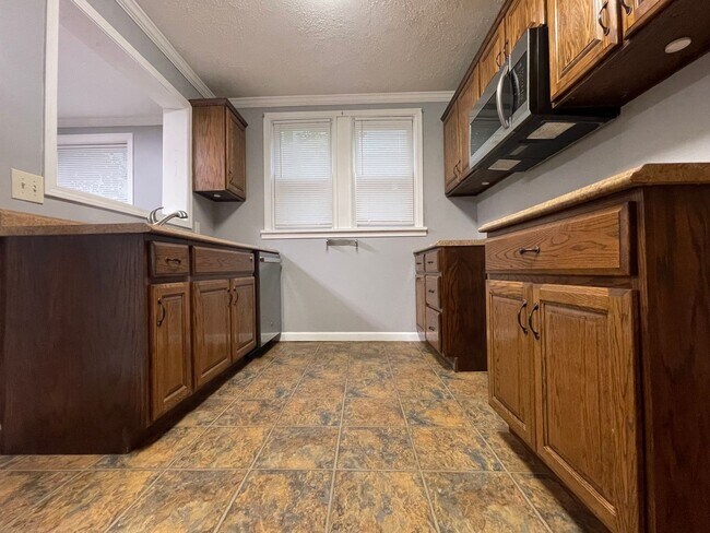 Building Photo - Large Four Bedroom Home