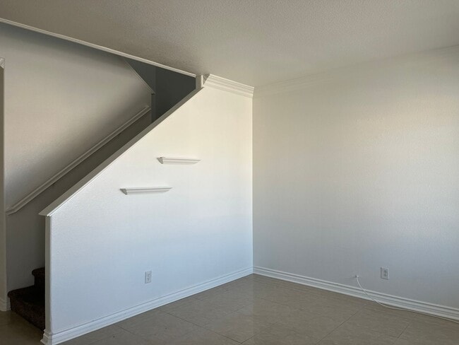 Building Photo - Spacious 5-bedroom, 3-bathroom home in Ade...