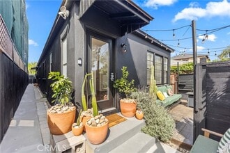 Building Photo - 425 Venice Way