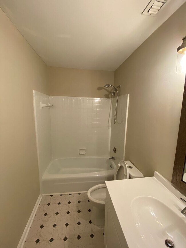 Building Photo - Charming 2-bedroom 1.5-bath home 10 minute...