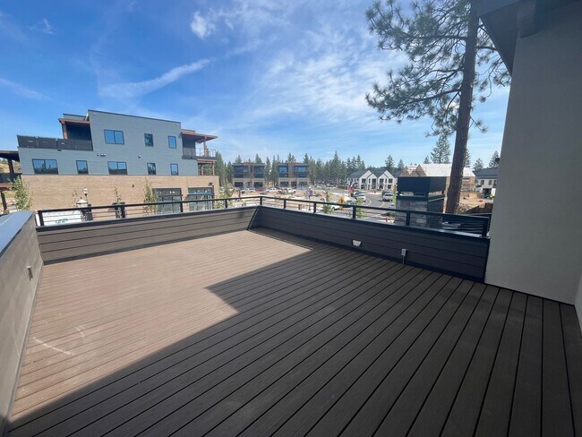 Building Photo - Like-New Townhome in the Gorgeous Terrane ...