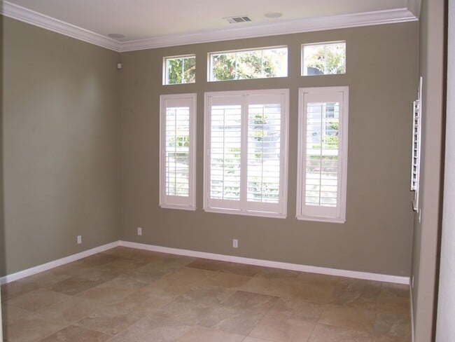 Building Photo - Beautiful end-unit Townhouse 3 bedrooms/2....