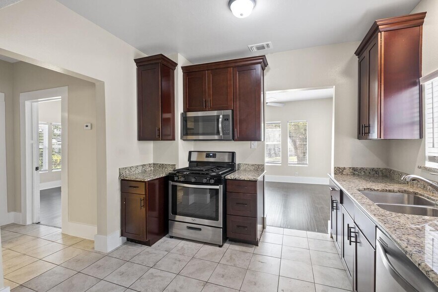 Building Photo - Charming Beacon Hill home with large private backyard