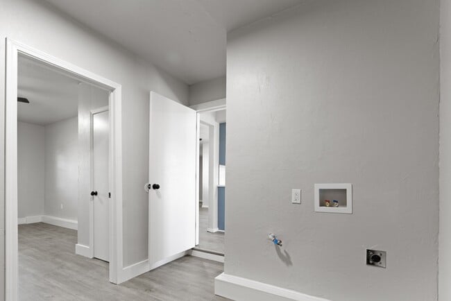 Building Photo - 1304 Pinewood Ct