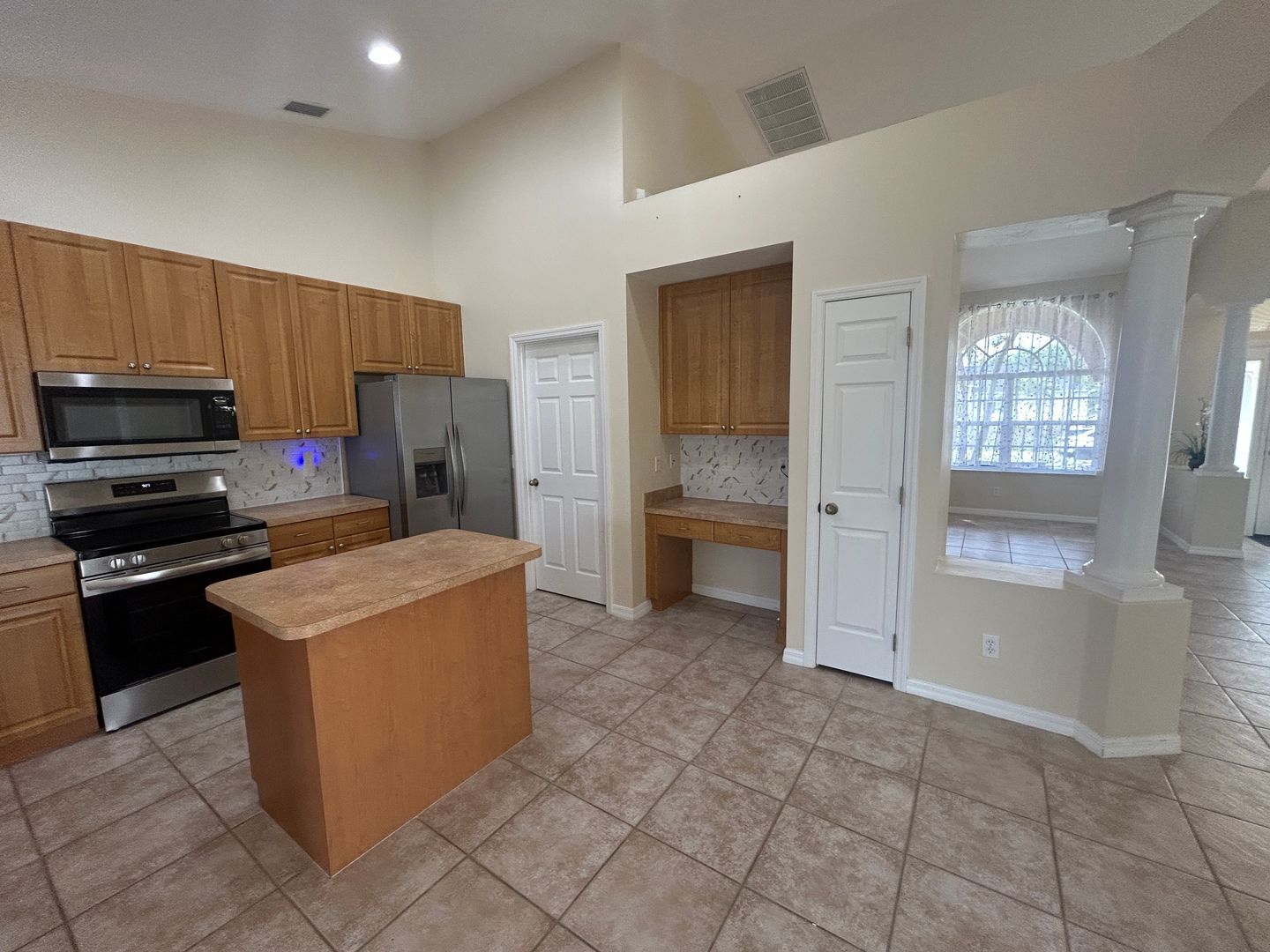 Building Photo - Gorgeous 4/2 wont last long