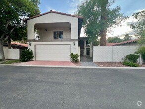 Building Photo - Hidden gem in the heart of Las Vegas