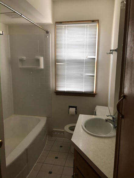 Building Photo - 410 Malin St