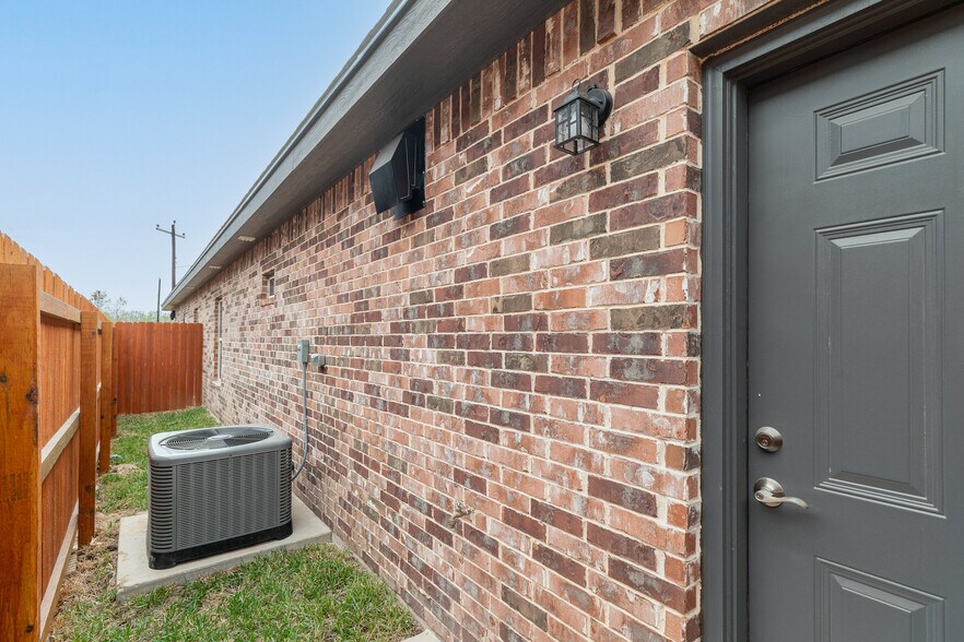 Building Photo - 1007 Hidden Hills St