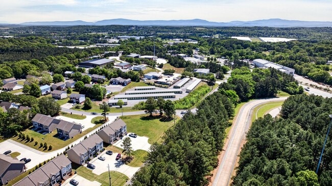 Building Photo - Luxury Size Townhome