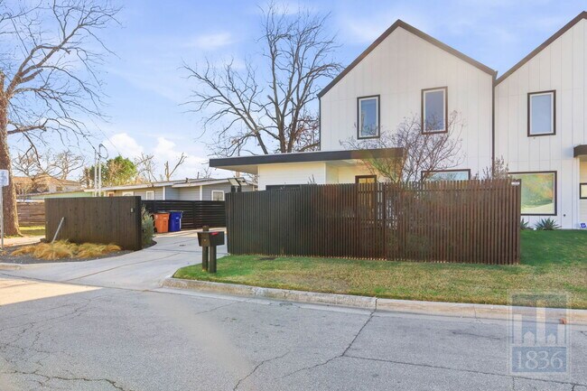 Building Photo - 4701 Sara Dr