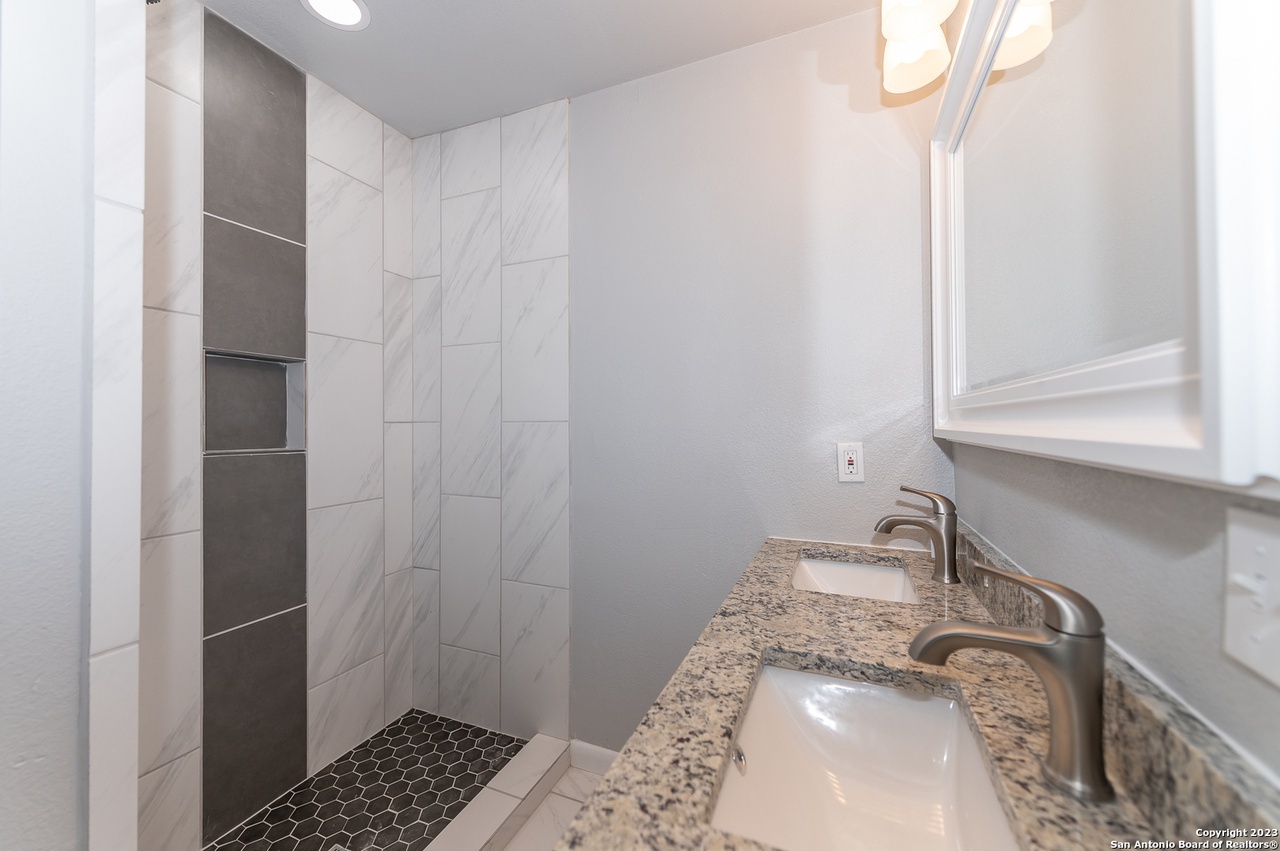 Master bath - 331 Byrnes Dr