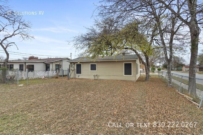 Building Photo - "Charming 2-Bed Oasis in San Antonio: Cozy...