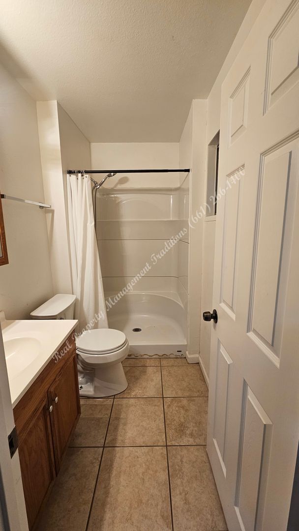 Building Photo - *** Please call us @ 661-266-1400 for information on availability, showings and applications proc...