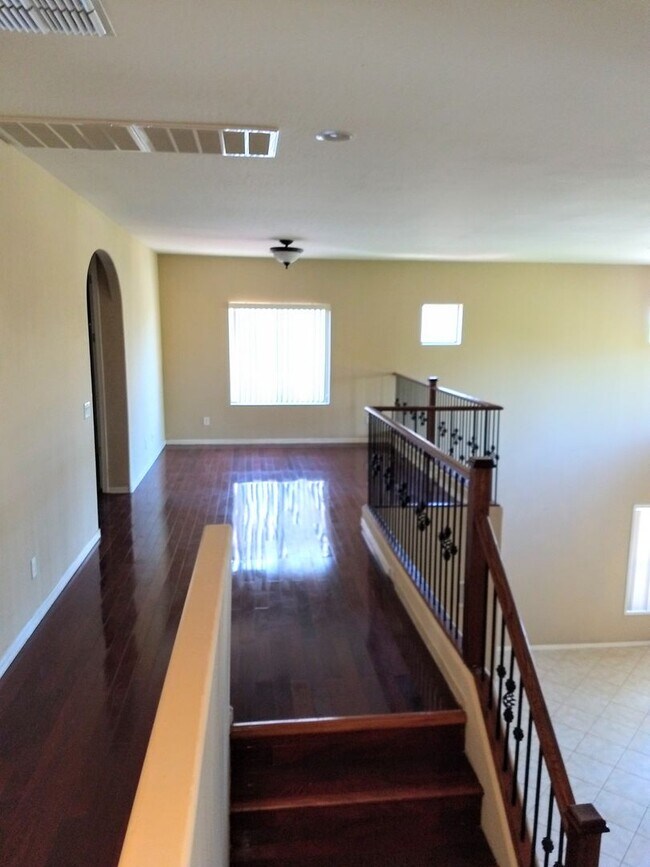 Building Photo - HUGE 5 bedroom, 3 bathroom in Glendale