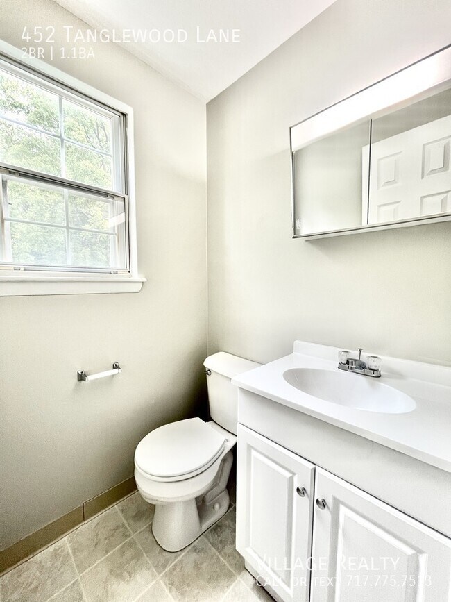 Building Photo - 452 Tanglewood Ln