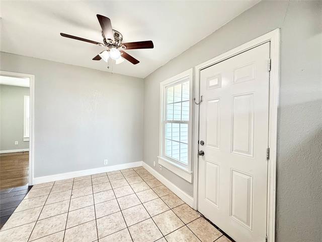 Building Photo - 4813 Sandage Ave
