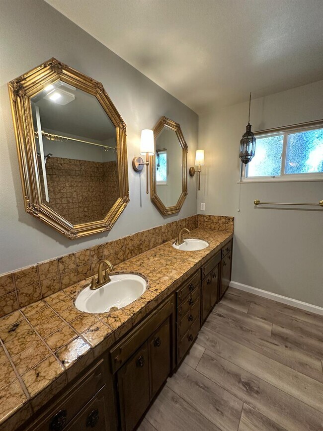 Building Photo - 1310 W Magill Ave