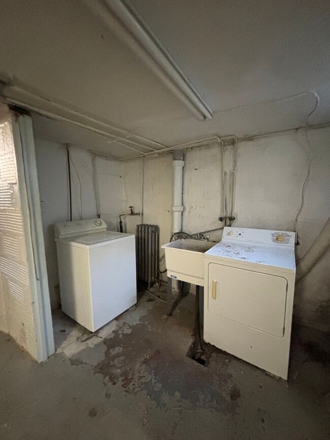 Building Photo - Charming 2-Bedroom Single-Family Home with Garage and Off-Street Parking