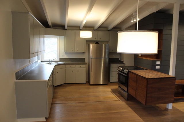 Building Photo - Updated 4 bed/2 bath Mid-Century Home - Pr...