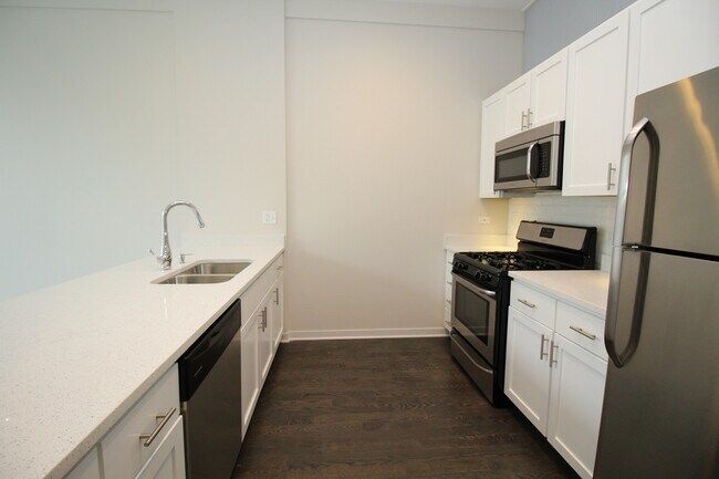 Building Photo - 1540 W Fullerton Ave