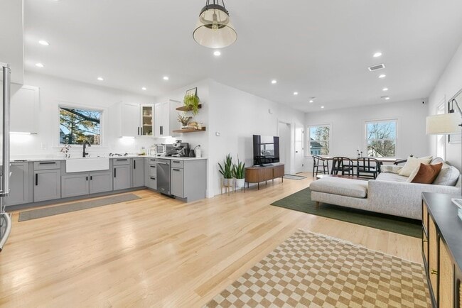 Building Photo - 17 Akron St