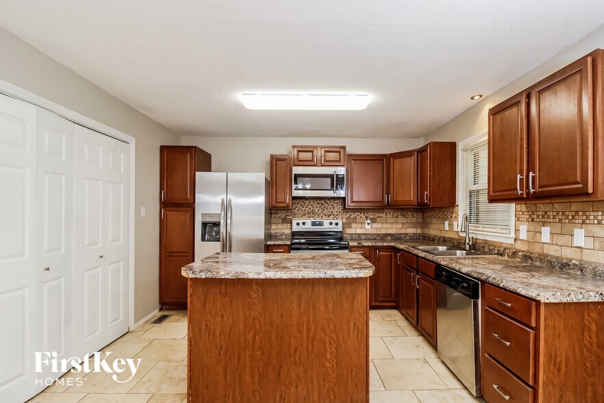 Building Photo - 4923 Shady Pine Dr