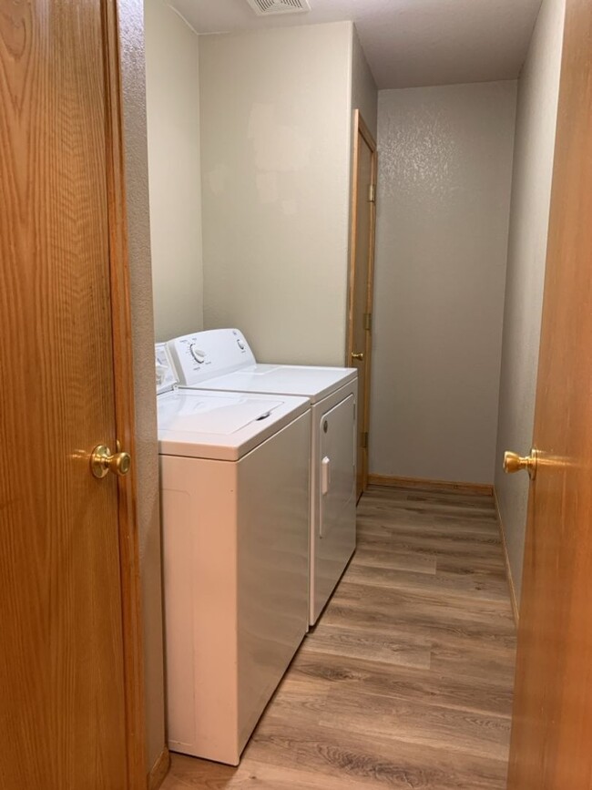 Building Photo - STUDENTS WELCOME! 3 Bed, 2 Bath Duplex in ...