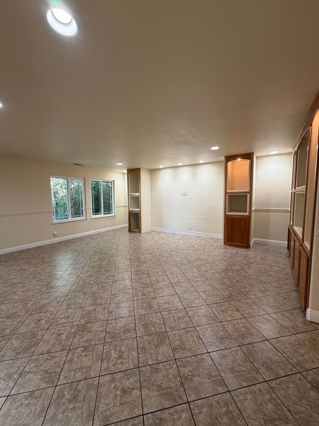 Building Photo - 7860 Summerplace Dr