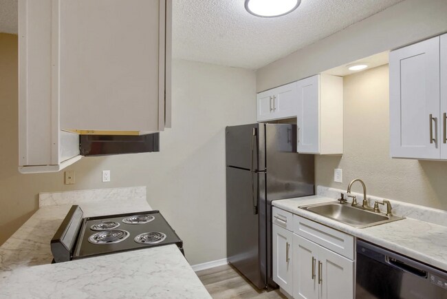 Building Photo - 501 Par Dr