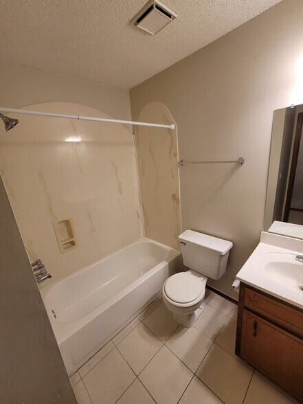 Building Photo - 1500 E Johnson Ave