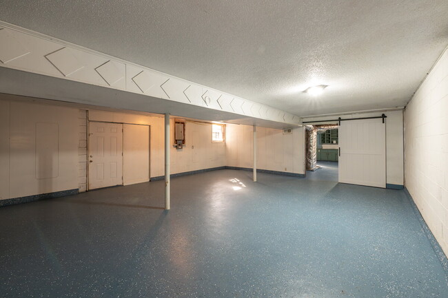 Building Photo - "Charming 3-Bedroom Retreat with 2 Full Ba...