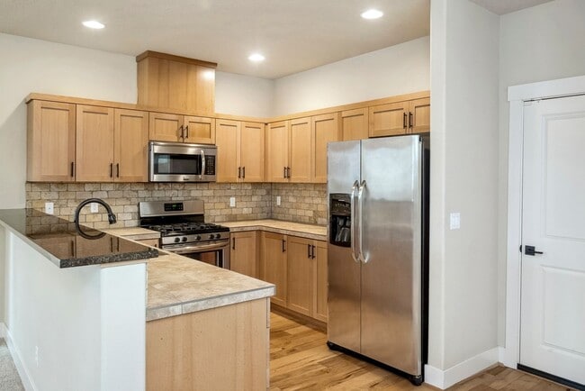 Building Photo - Bright, clean 3-bdrm/2.5-bath home in Beth...