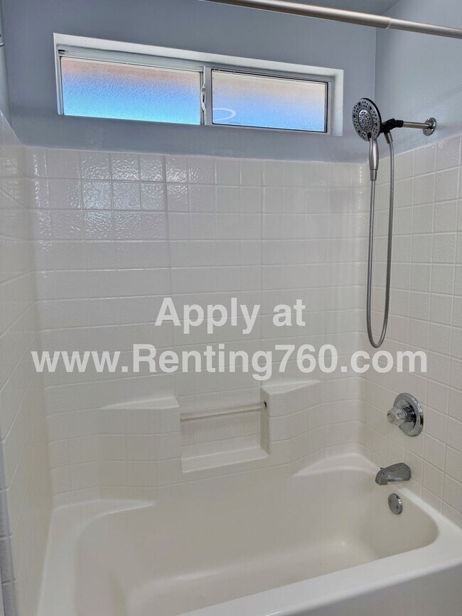 Building Photo - Clean and Well Maintained 2 Bed Home Near Military base