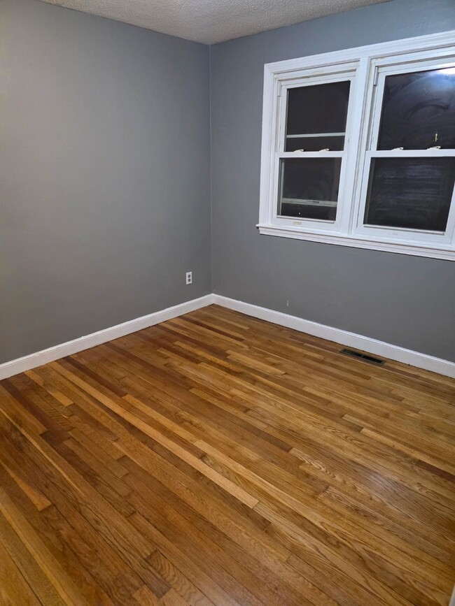 Building Photo - 19 Glen St