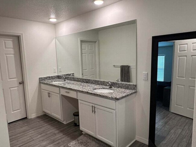 Building Photo - Beautiful open floorplan, split bedrooms, ...