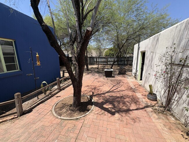 Building Photo - Central Tucson charming historic adobe home