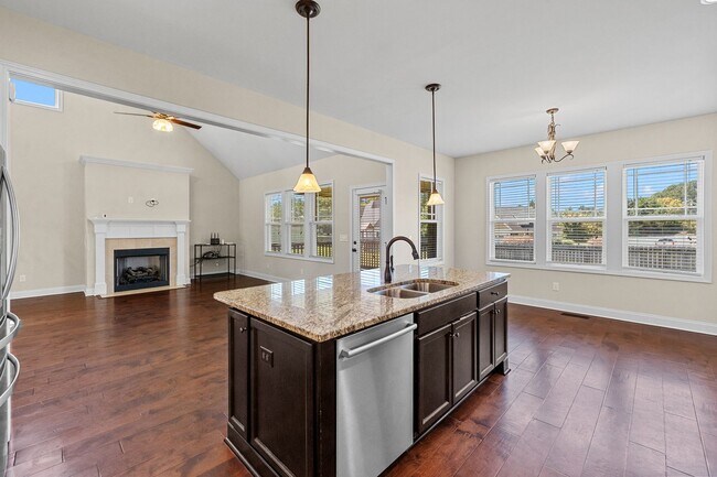 Building Photo - **Spacious 3bd/3ba in Raleigh**