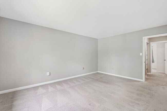 Building Photo - This is Reston living at its finest!