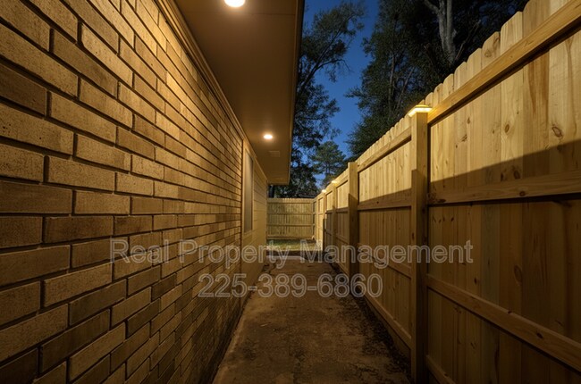 Building Photo - 4225 W Central Ave