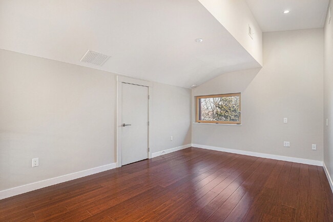 Building Photo - "Modern 4-Bed Boulder Retreat with Granite Elegance & Finished Basement!"